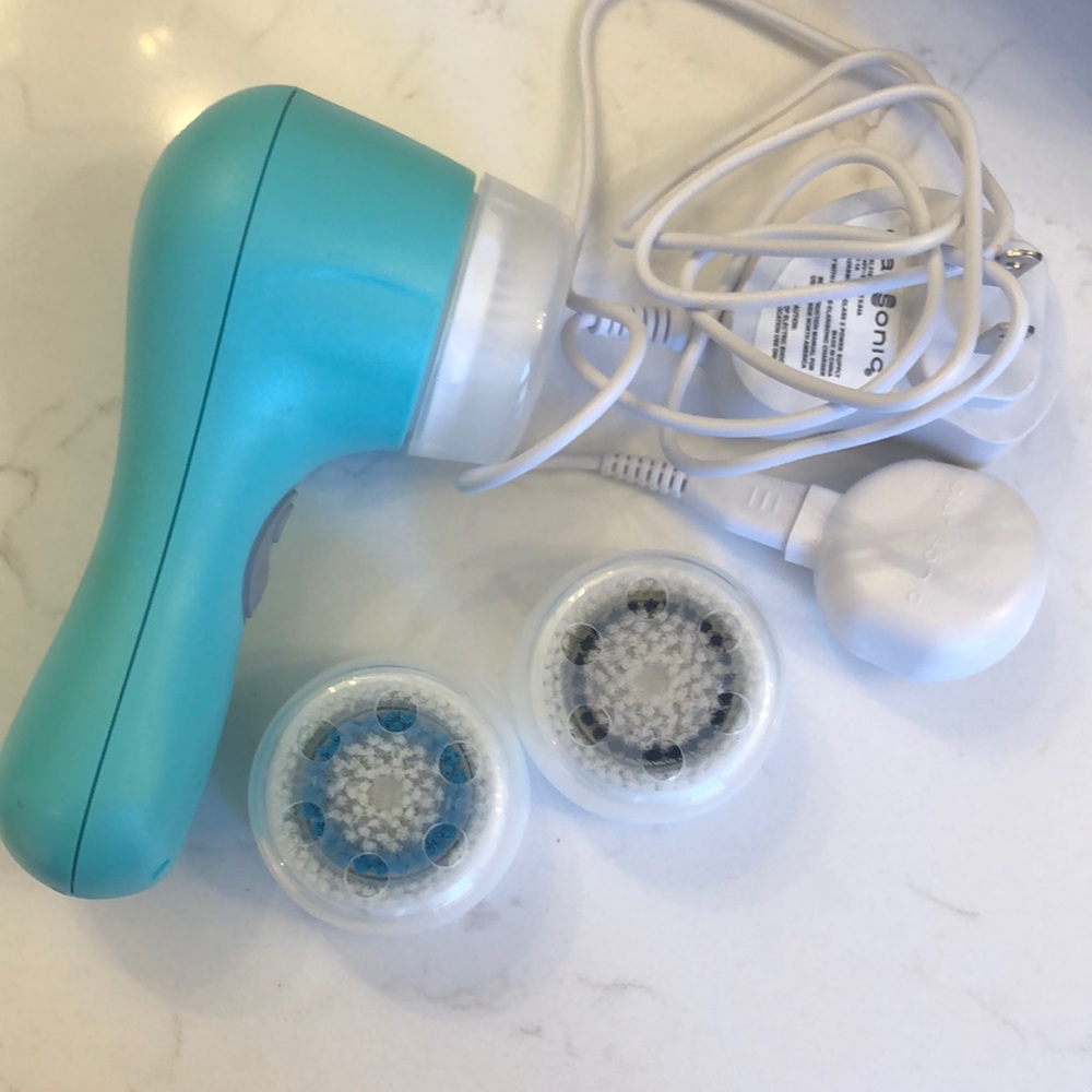Clarisonic Mia 2 with two brush heads